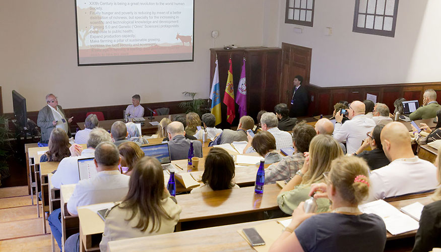 Vista general de la primera conferencia plenaria del encuentro, a cargo de Juan Vicente Delgado, de la Universidad de C�rdoba...
