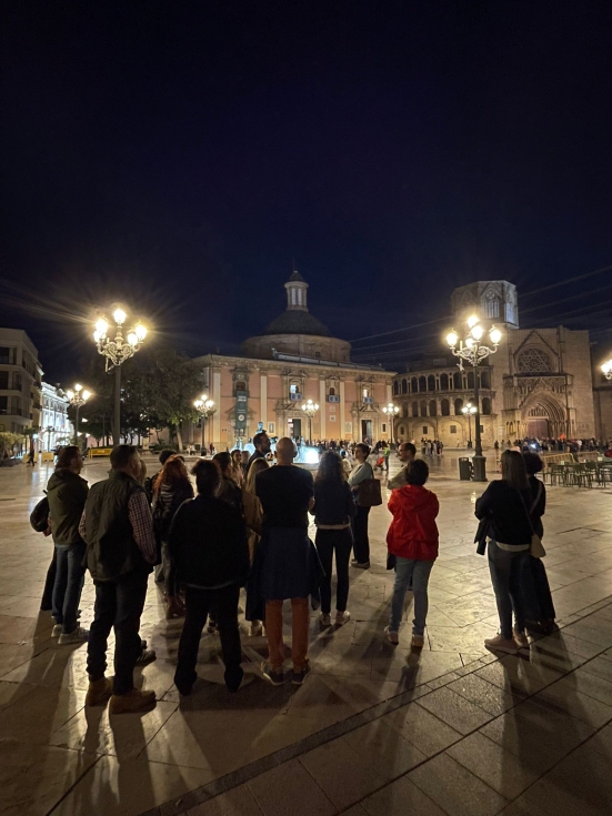 Los participantes de los Paseos Nocturnos de la APDI pudieron reflexionar sobre cmo la luz puede subrayar o distorsionar el valor patrimonial en...