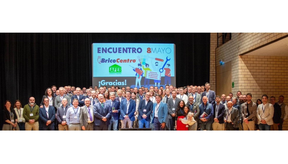Participantes en el Encuentro con la Distribuci�n con Bricocentro