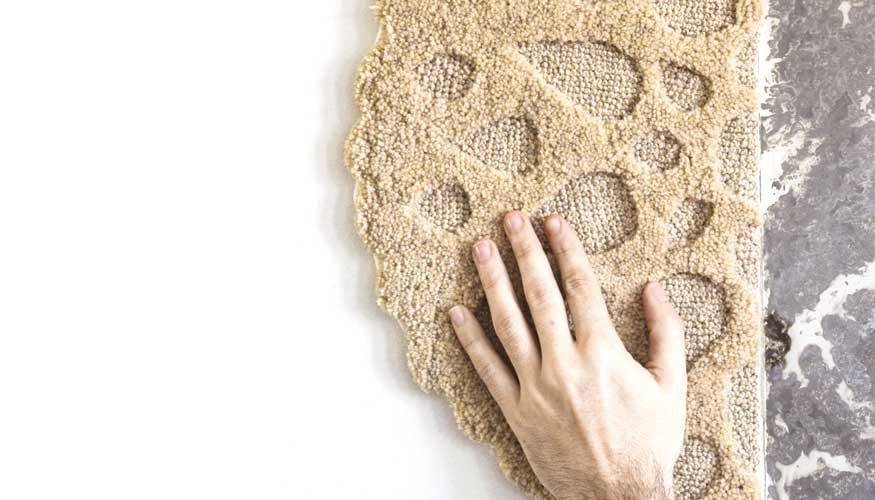 Los espejos tapizados con lana de oveja Guirra son piezas escult�ricas y una oda a la artesan�a