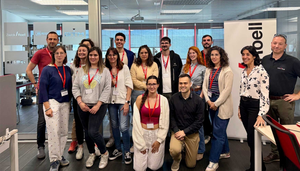 Foto con el equipo de Zwick Roell y los asistentes de las empressas iVascular, Westlake, Volkswagen Navarra, Marelli, B'ZEOS e IQS Barcelona...