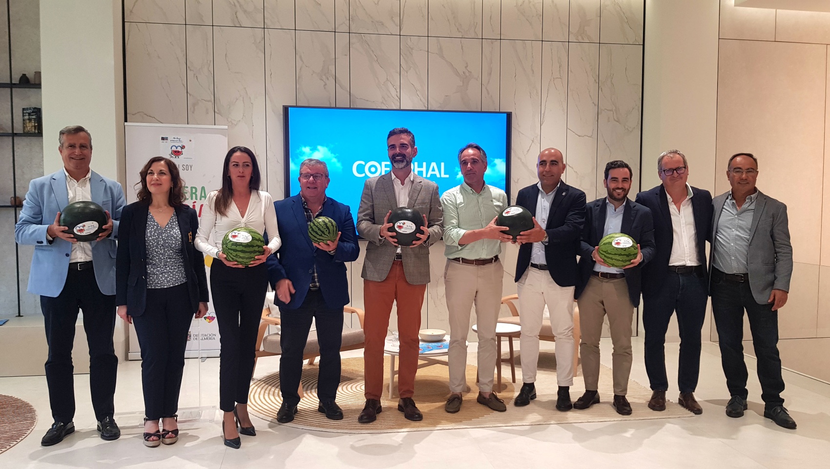 Foto de 'familia' de la presentaci�n de la campa�a �La Primera Sand�a Europea�