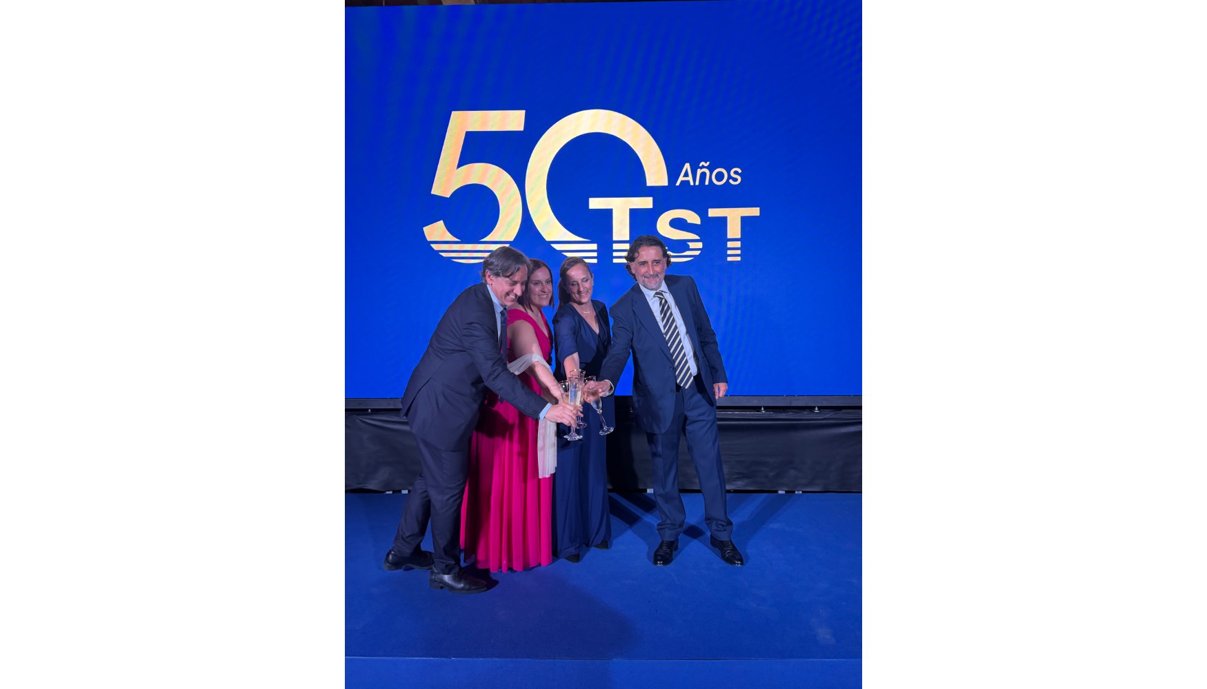 Brindis de los cuatro hermanos Torres Muoz con todos los asistentes