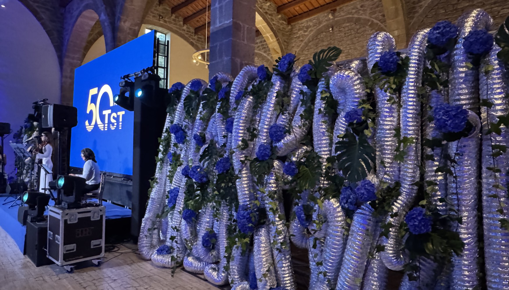 El museo se decor para la ocasin con numerosas mangueras de aire, producto clsico de TST, incluido el escenario...