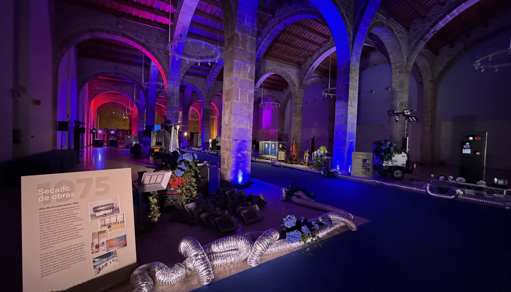 La celebracin incluy una exposicin de las diferentes lneas de negocio que ha ido incorporando TST a lo largo de su historia ordenadas...