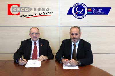 Balbino Menndez, gerente de Cecofersa, y Manuel Toms, presidente de Coferdroza, durante la firma del acuerdo