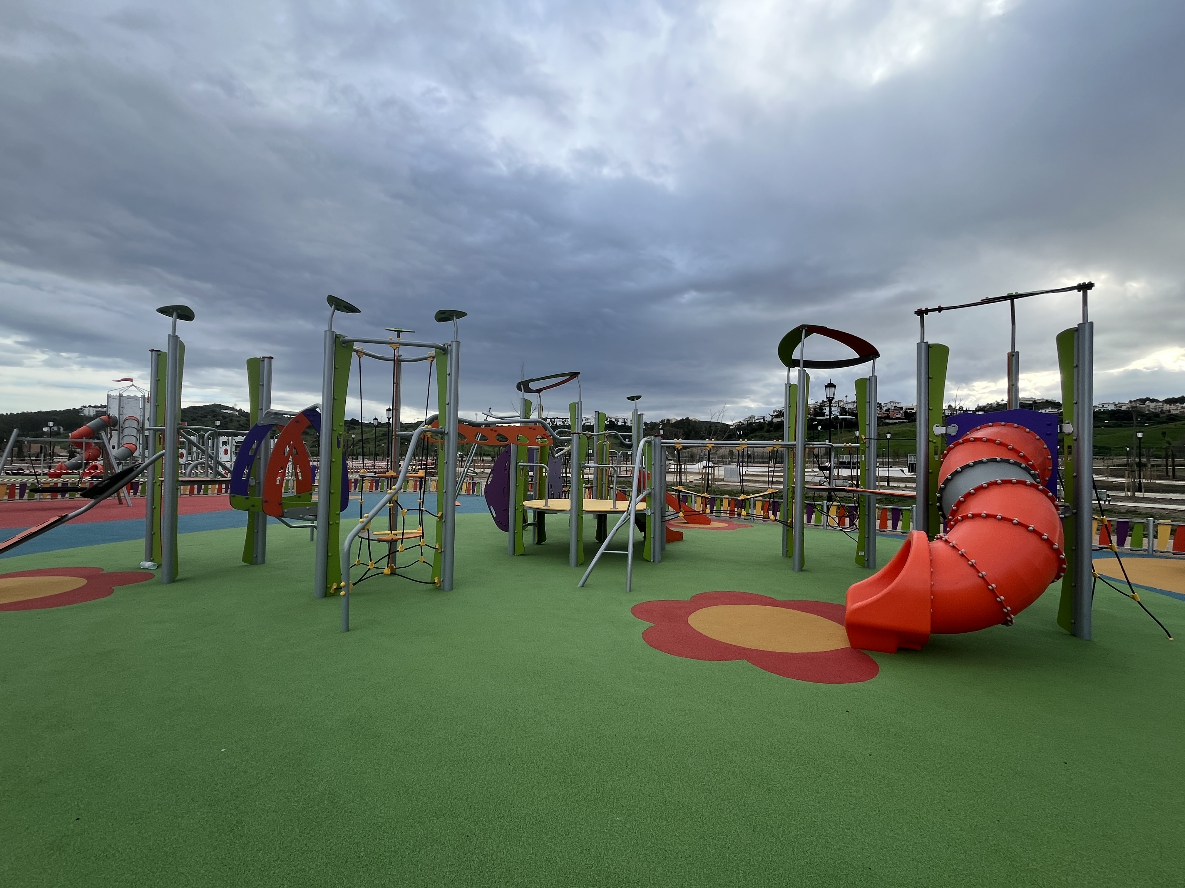 El Gran Parque de la Costa del Sol cuenta con dos �reas biosaludables, equipadas con elementos como barras fijas, espalderas, barras para dominadas...