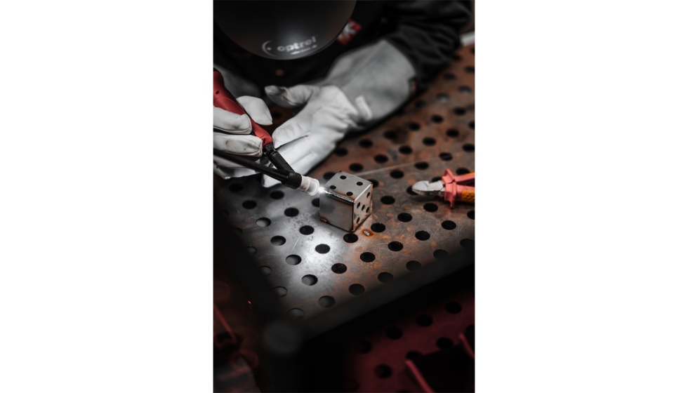 Trabajo de detalle durante la soldadura de un cubo metlico. Foto: Kemper