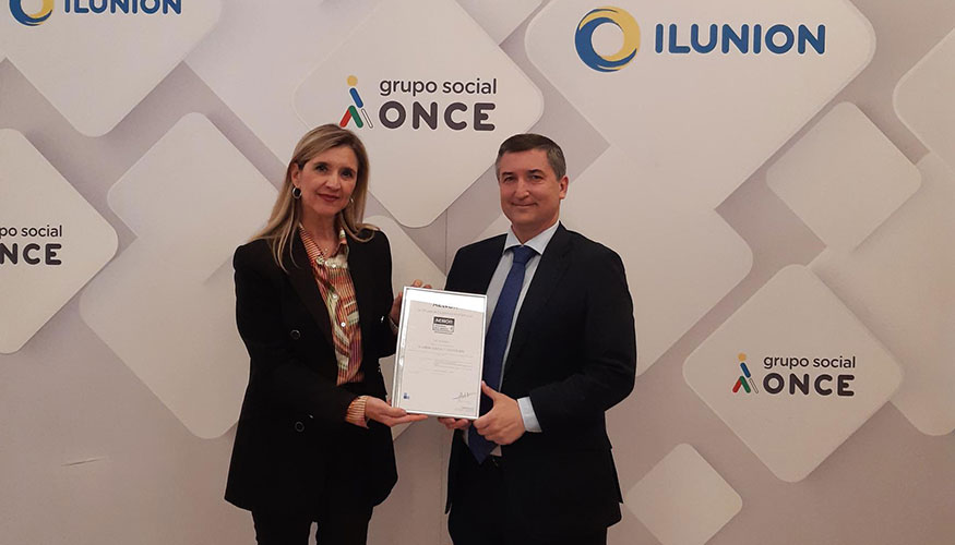 La CEO de ILUNION Contact Center BPO, Susana Sánchez, recogiendo la certificación