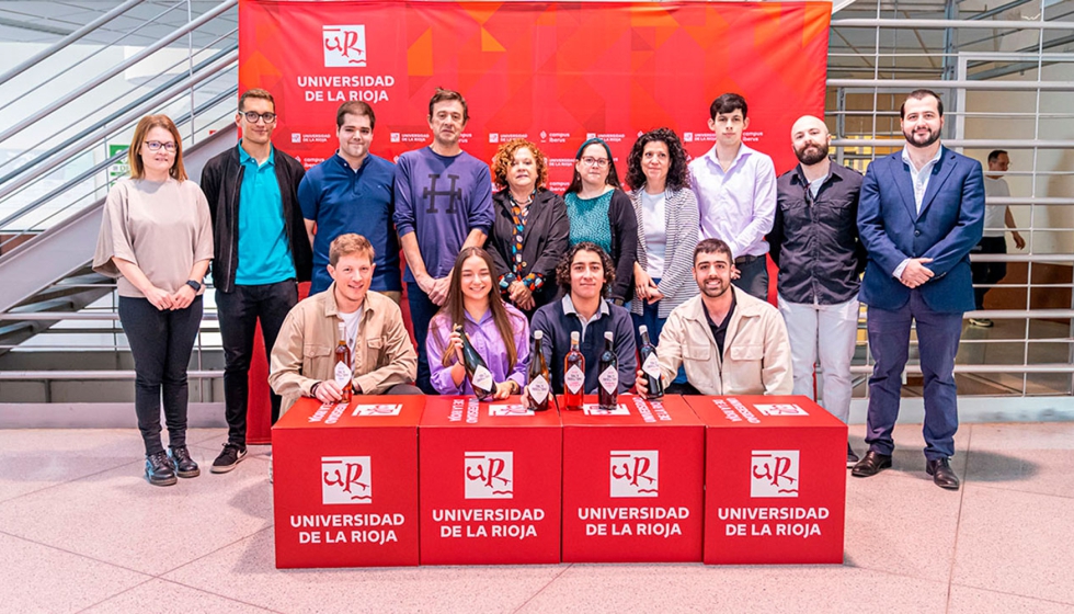 Estudiantes de la XIII Promoci�n del Grado en Enolog�a posan con sus vinos y bebidas