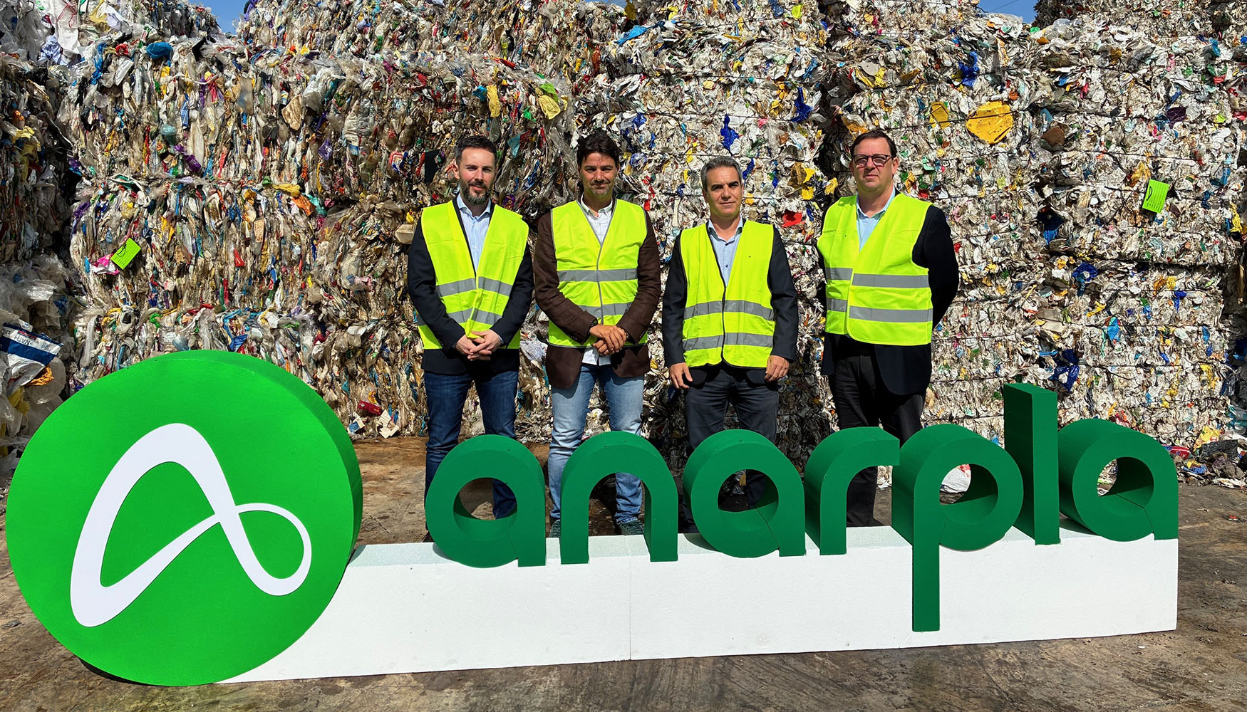 Manuel Rosal�n estuvo acompa�ado por el presidente de la Asociaci�n Nacional de Recicladores de Pl�stico, Anarpla...