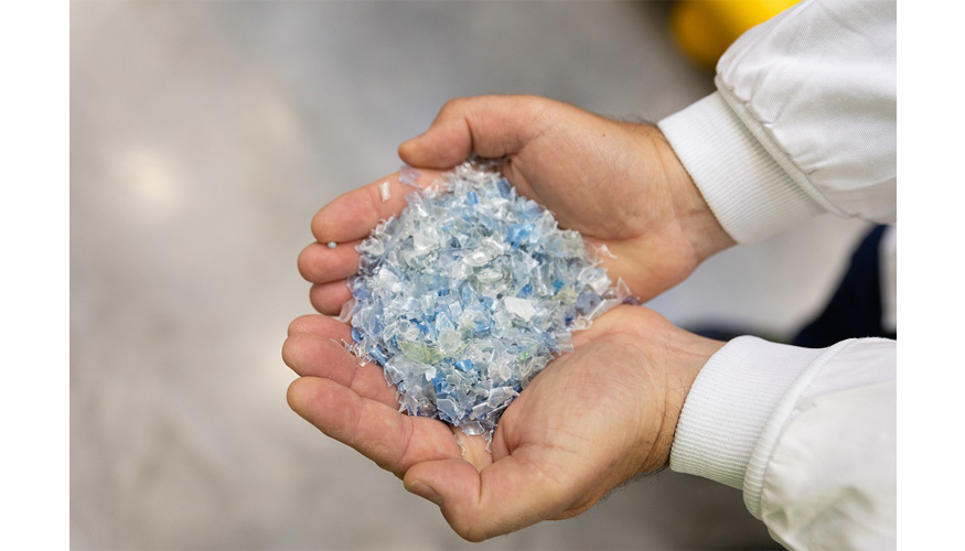 Plastipak fabrica botellas de PET utilizando materia prima en formato de escamas