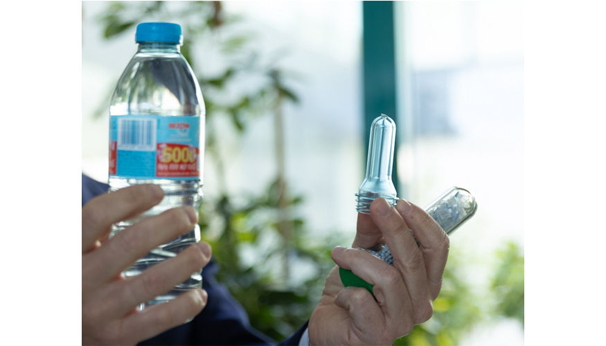 Preformas y botella de agua fabricadas en Plastipak