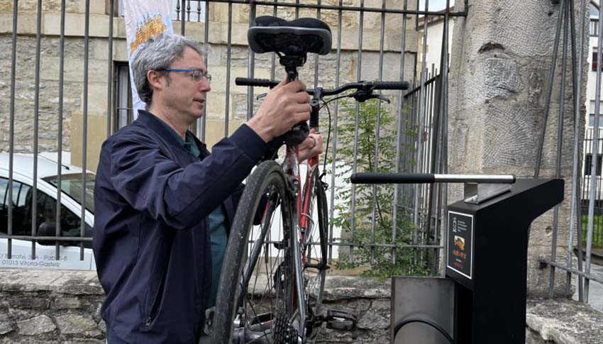 Cada estaci�n incluye un equipo de herramientas b�sicas para la reparaci�n e inflado de bicicletas...
