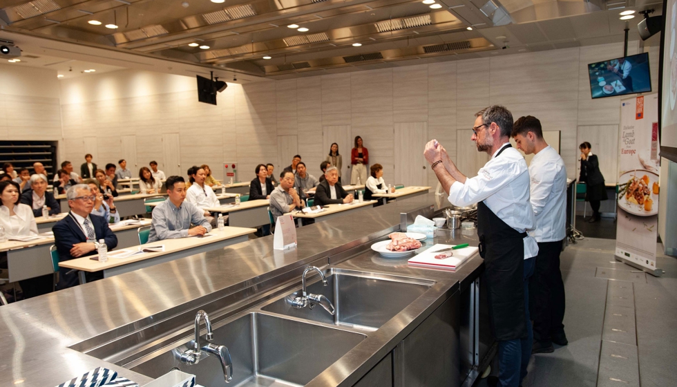 Demostracin de la carne espaola de cordero y cabrito en Japn