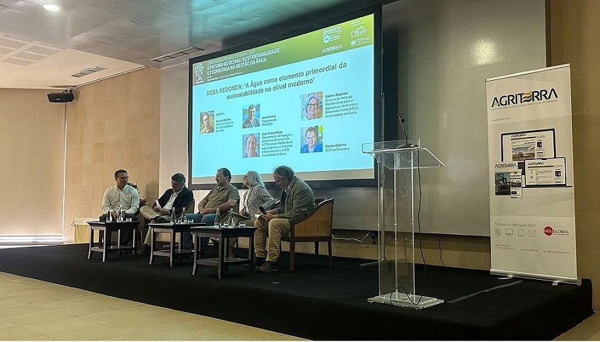 O conhecimento cientfico aliou-se  especializao tcnica e empresarial na Mesa Redonda A gua como elemento primordial da sustentabilidade no...