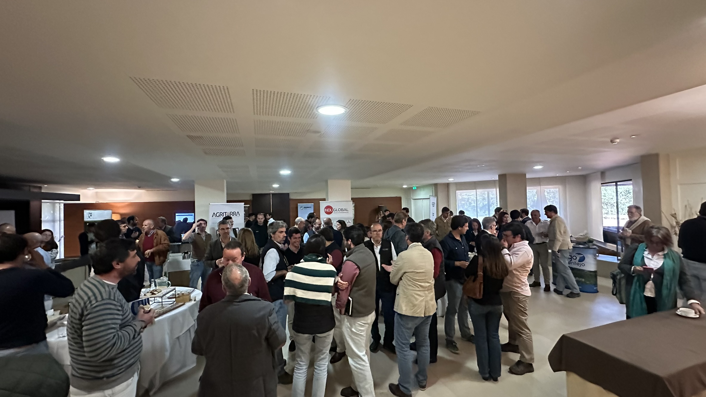 A partilha de conhecimento e networking gerou valor acrescentado entre os meios acadmico e cientfico...
