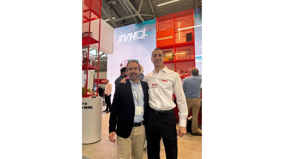 Jon Lecue, diretor geral de vendas da TVH Ibrica ( direita), e David Muoz, diretor da rea de IC da Interempresas, na Bauma 2025...