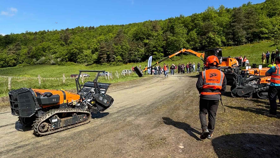 Exposici�n de equipos, con el RoboFIFTI en primer plano