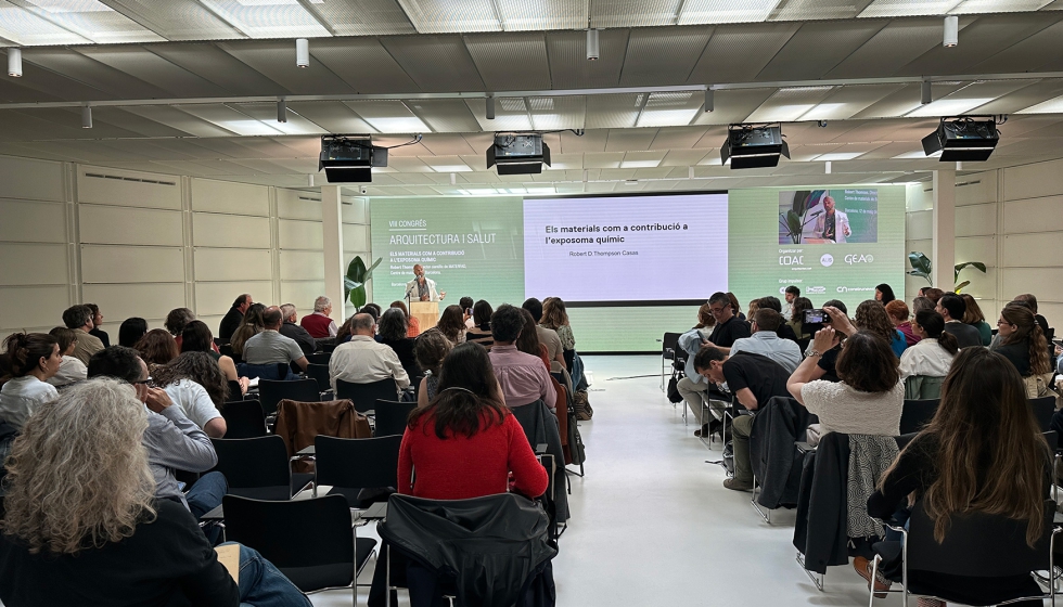 Robert Thomson, director cient�fico de Materfad, mostr� disruptivas soluciones en el campo de los materiales de la construcci�n...