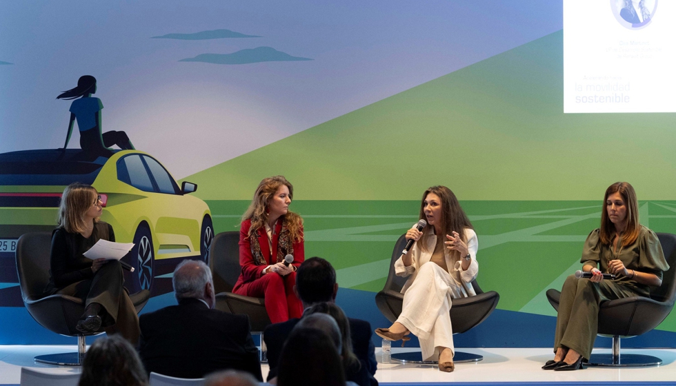 Cmo ser el vehculo en el futuro? fue el tema de la segunda de las mesas de debate, llevada por Clea Martinet, de Renault Group, Mnica Mira...
