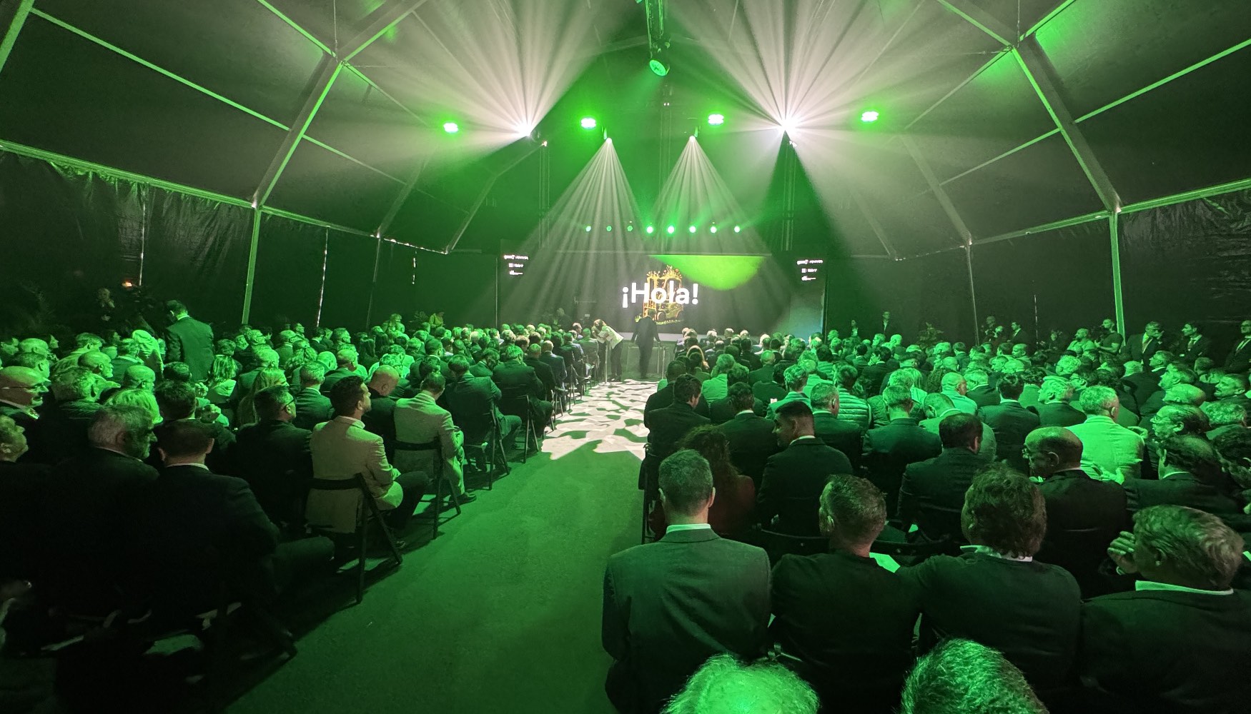 Numerosos profesionales no quisieron perderse la inauguraci�n institucional de Reviver con una gran puesta en escena organizada por GAM Audiovisuales...