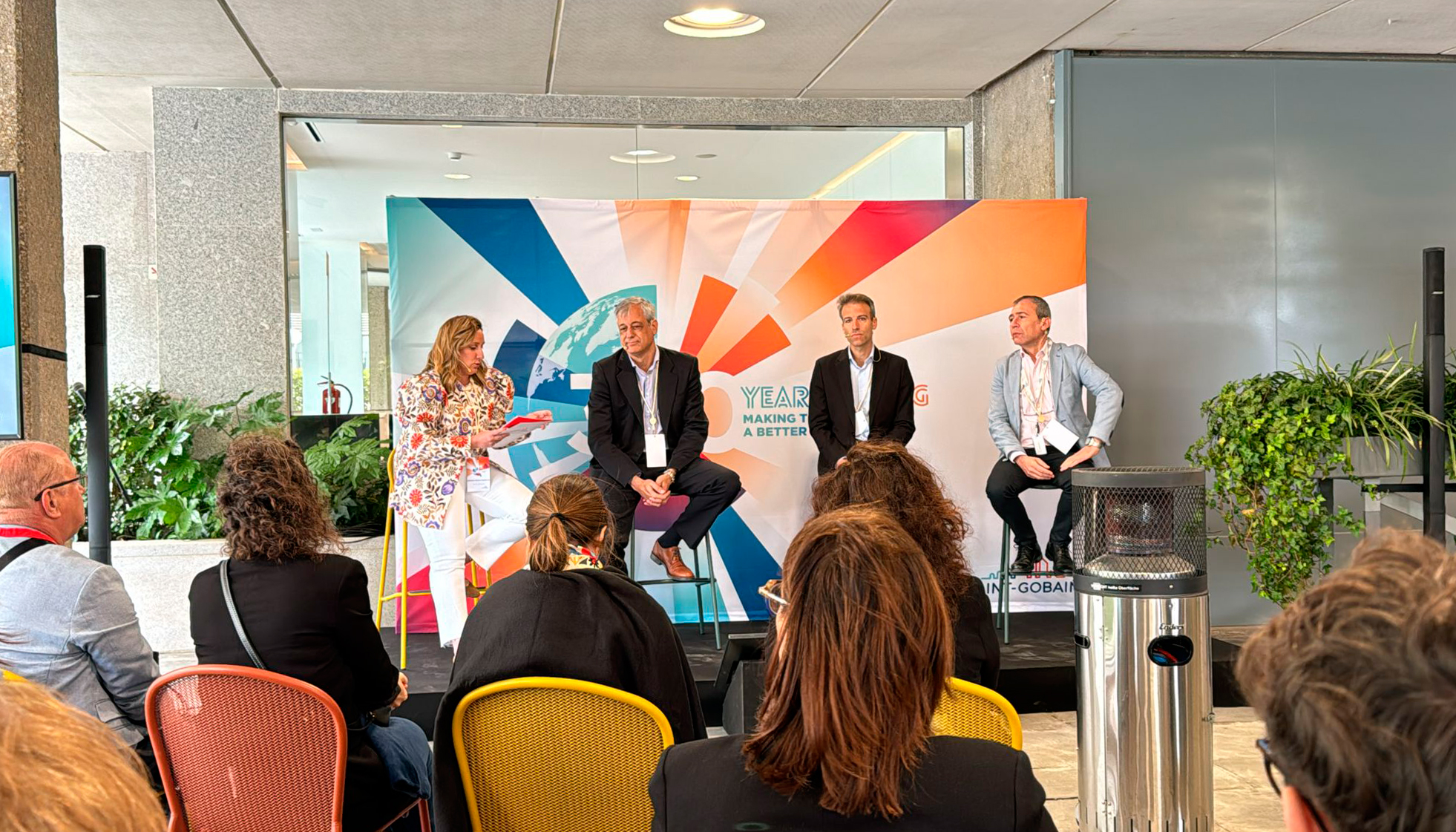 En la segunda mesa redonda se abordaron los principales desaf�os y avances en el desarrollo de materiales sostenibles para el sector de la...