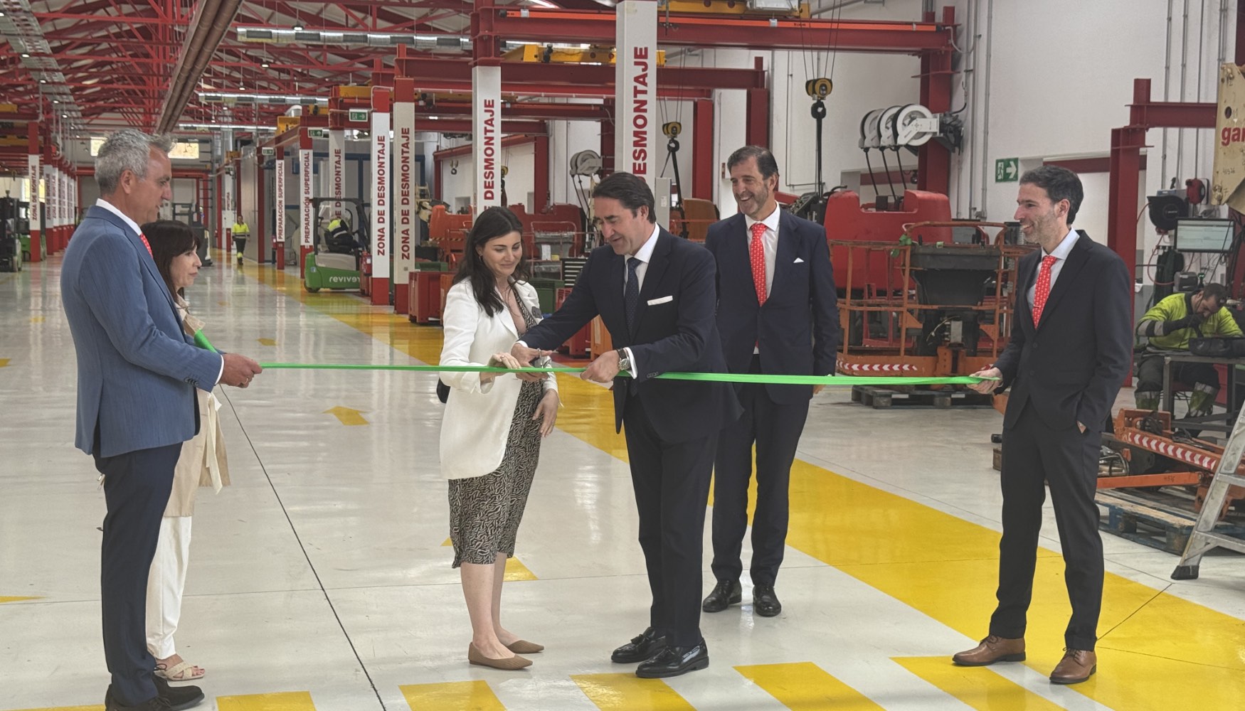 Inauguraci�n oficial de la planta de Revivir con el protocolario corte de cinta a cargo del consejero de Medio Ambiente...
