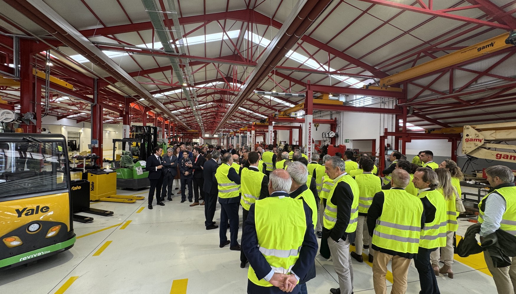 Recorrido de las autoridades por la planta de Reviver