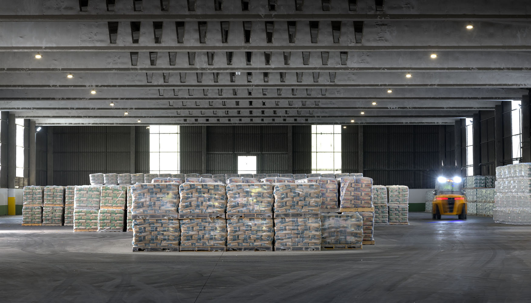 Palets con sacos de cemento