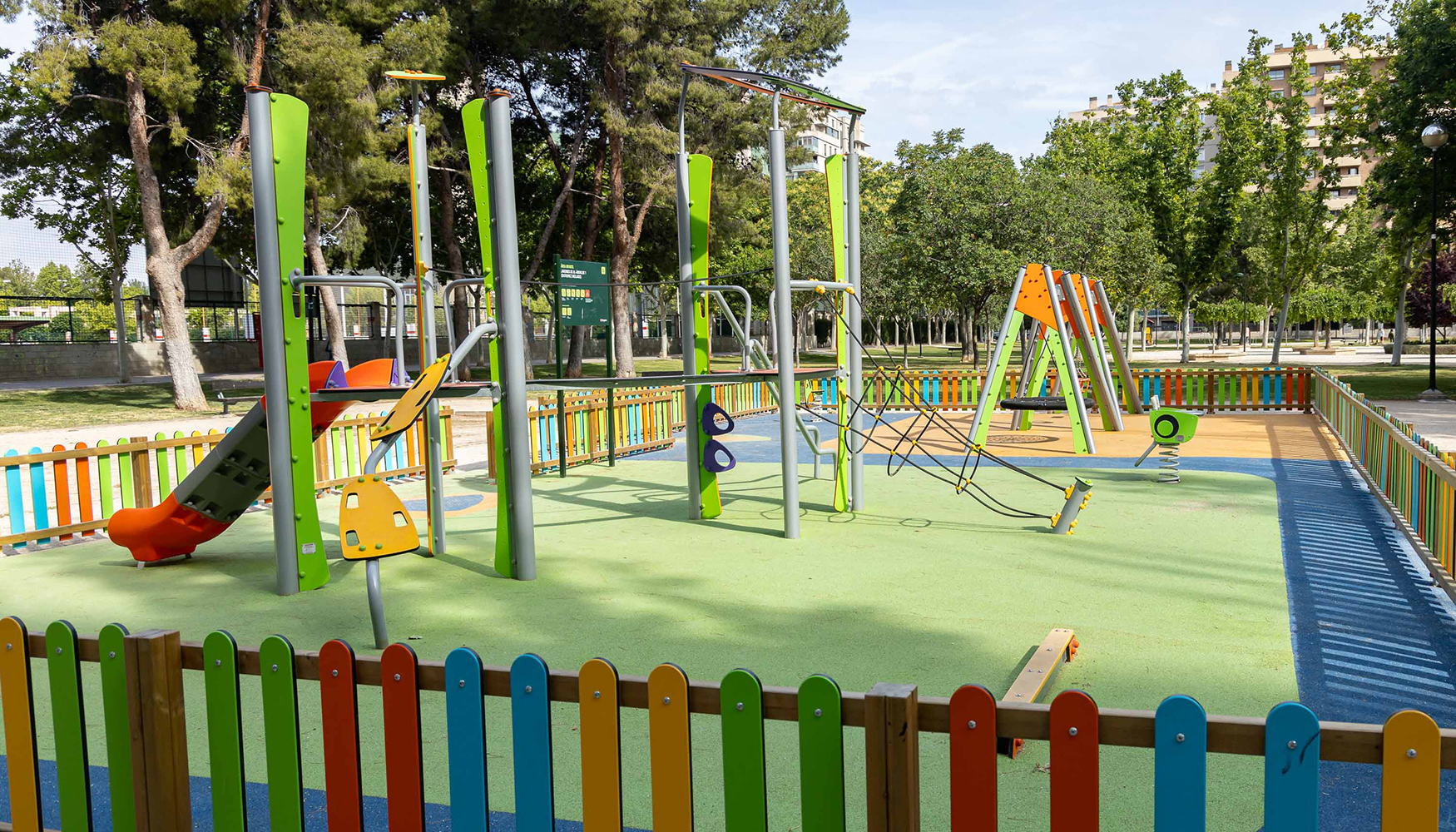 El consistorio zaragozano ha dedicado en los �ltimos a�os m�s de 1,6 millones de euros a la mejora y renovaci�n de juegos infantiles...