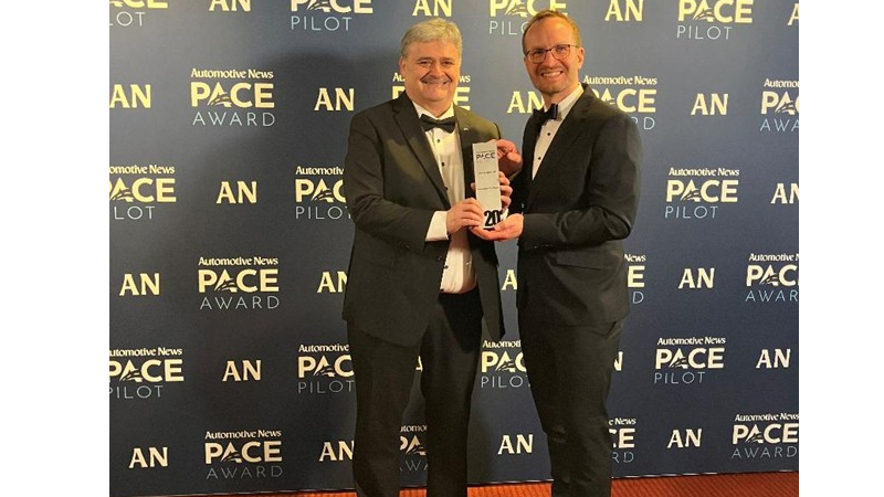 Frank Herre (izquierda), director de la divisi�n Automotive en D�rr, y Daniel Ackermann, Senior Manager de Gesti�n de Productos en D�rr...