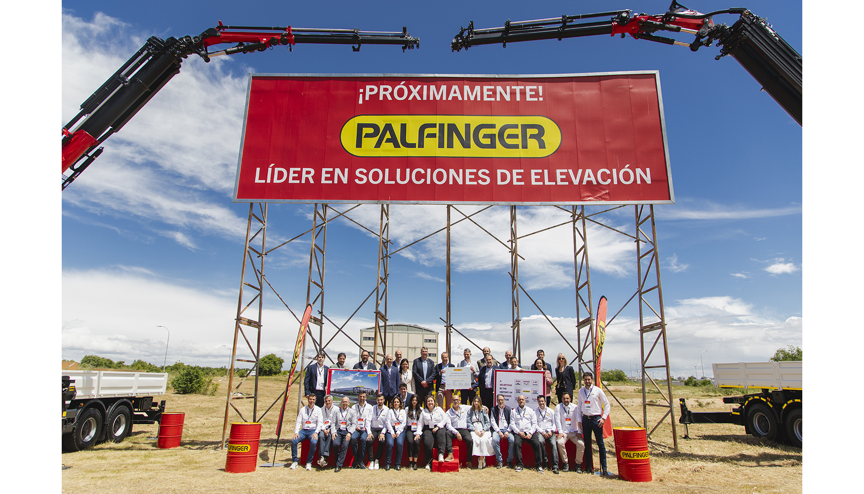 Foto de familia de empleados de Palfinger Ibrica en el terreno que ocuparn las futuras instalaciones. Copyright: Palfinger...