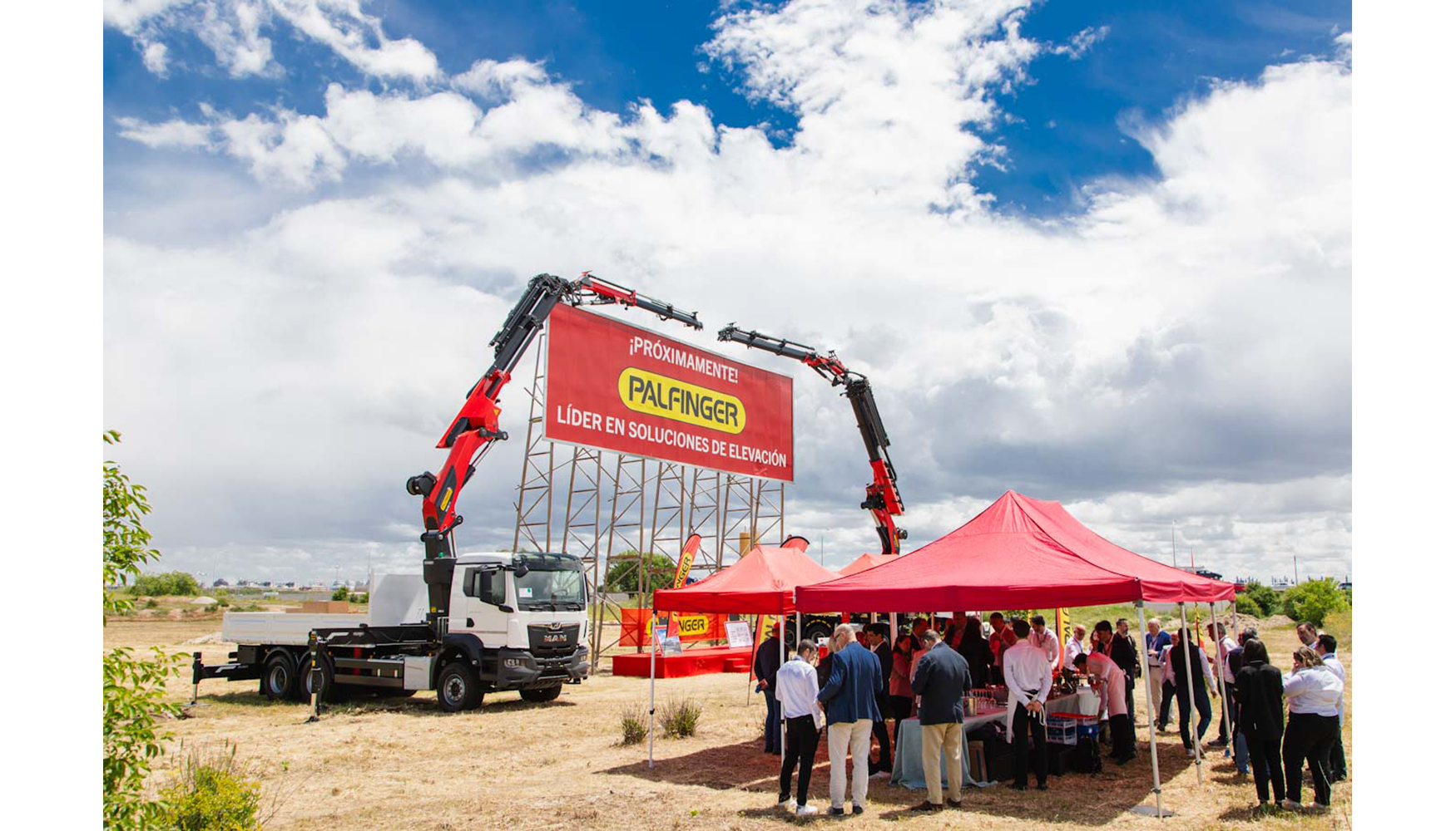 Los asistentes al acto de colocacin de la primera piedra pudieron disfrutar de un cctel. Copyright: Palfinger