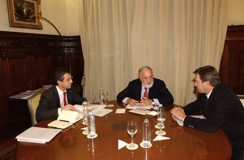 En la foto, el ministro junto al presidente de Cooperativas Agro-alimentarias de Espaa, Fernando Marcn, y el director general, Eduardo Baamonde...