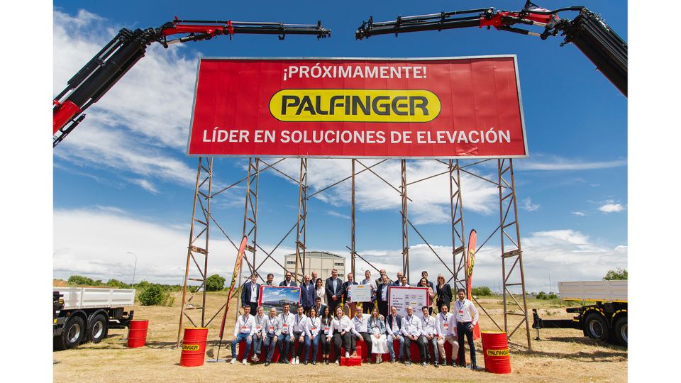 Foto de famlia dos empregados da Palfinger Ibrica no local das futuras instalaes. Foto: Palfinger