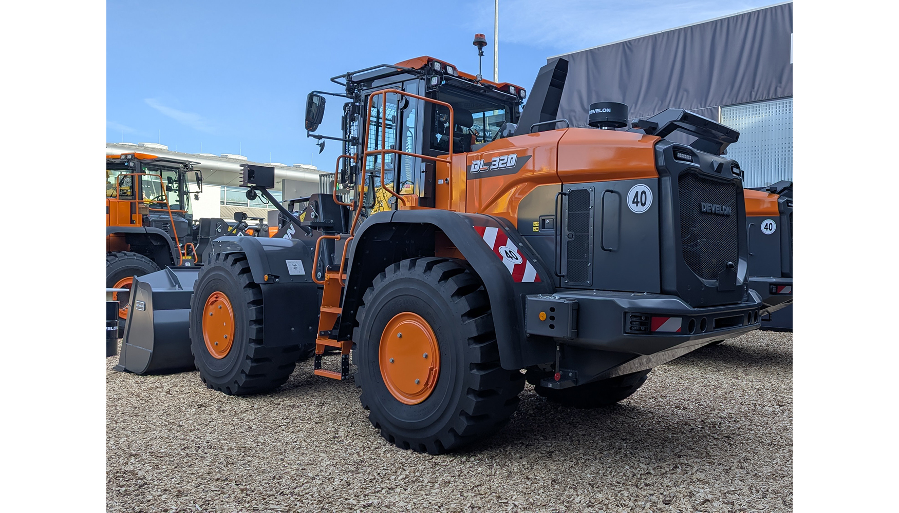 Vista trasera de la cargadora DL320-7 con el kit de gesti�n de residuos