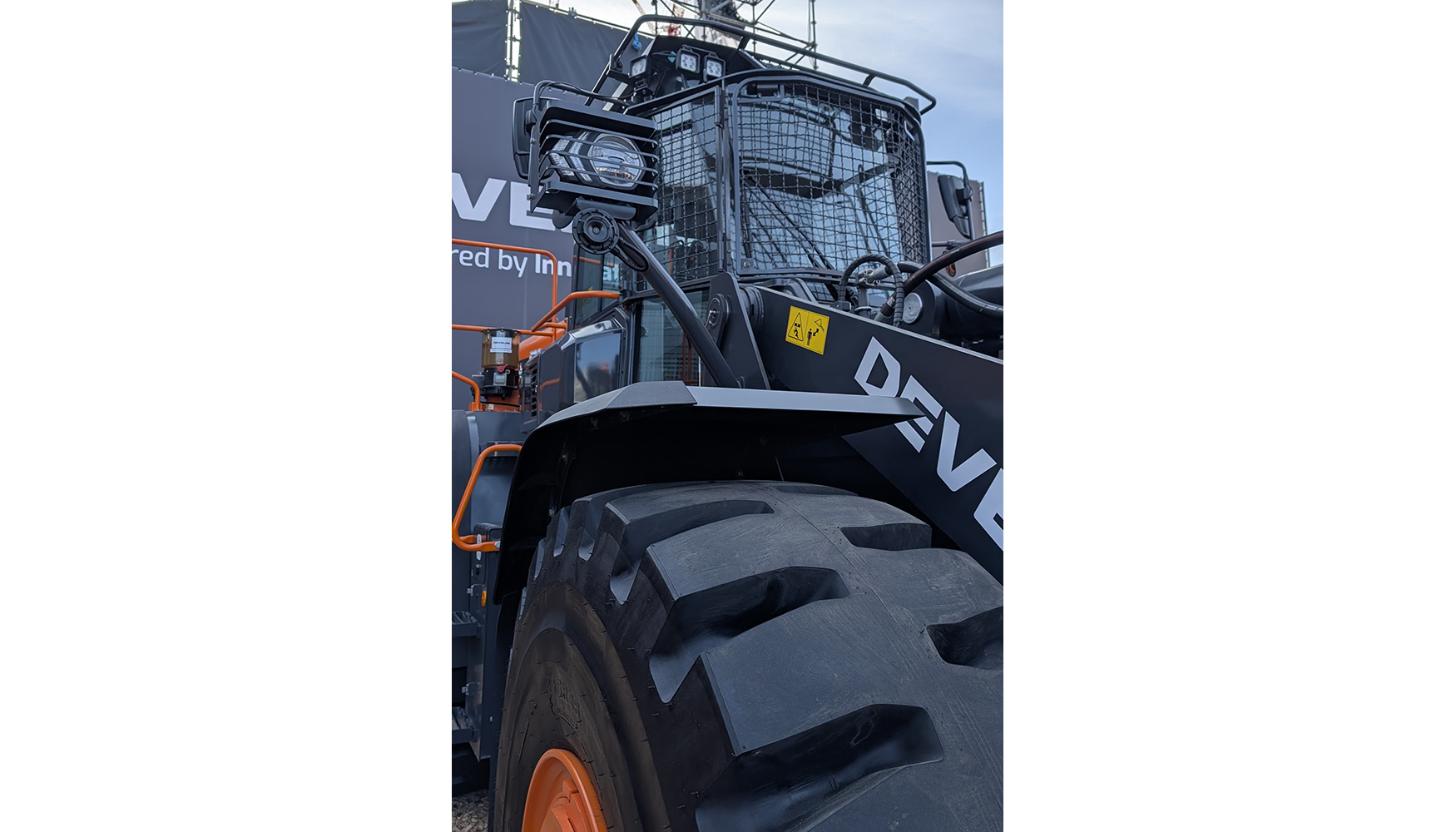 Detalle de las protecciones en la cabina y los faros