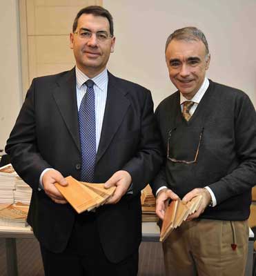Carlos Kasner y Juan Antonio Fernndez-Golfn, mostrando algunas muestras de madera que se regalaron a los alumnos presentes en el workshop...
