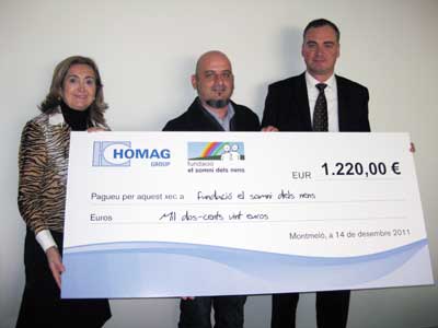 Entrega del cheque en manos de Jan-Peter Engel, director general de Homag Espaa Maquinaria; Maurizio Rasetti...