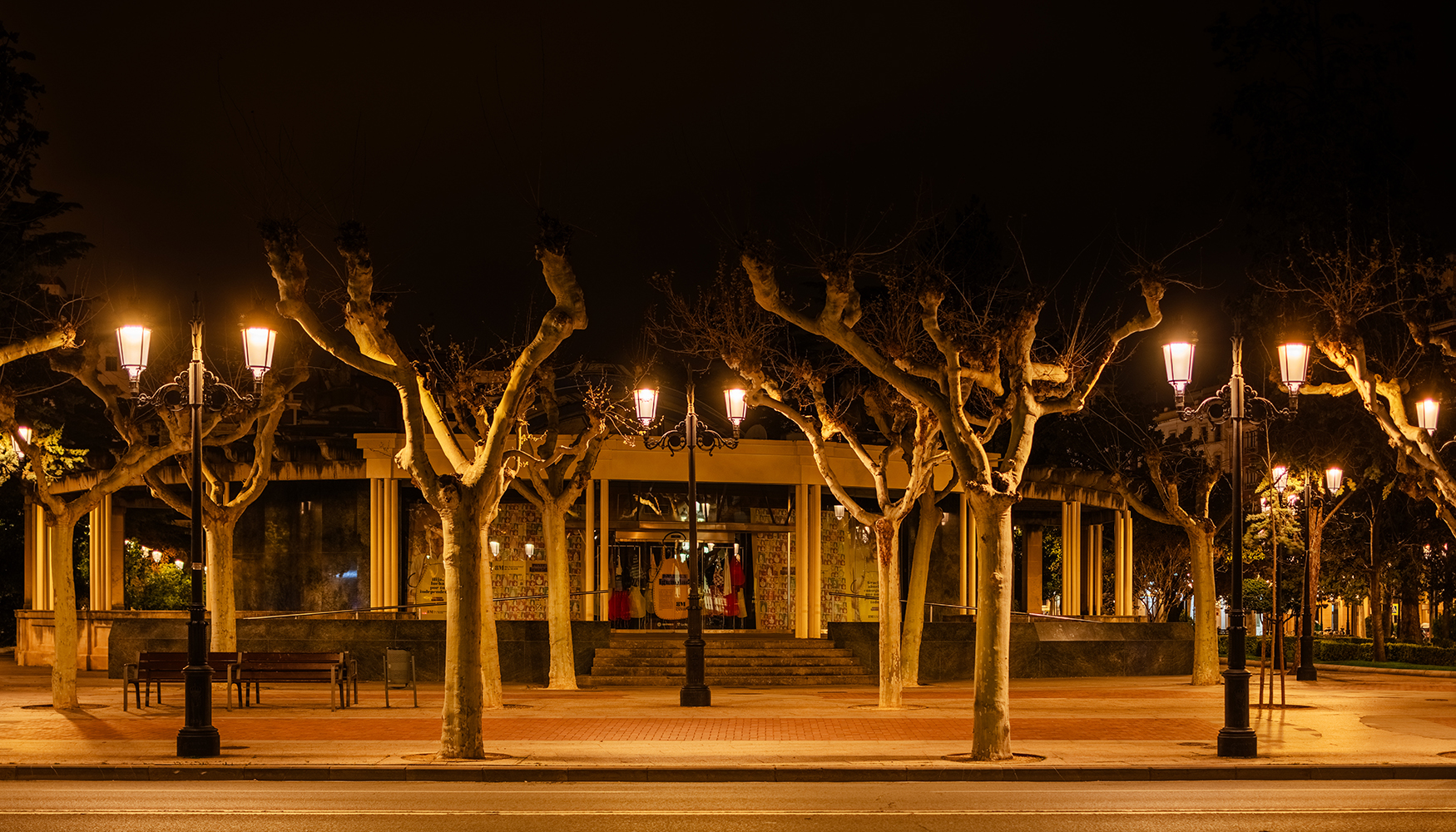 Iluminacin suave y continua en va urbana, sin zonas oscuras ni contrastes excesivos
