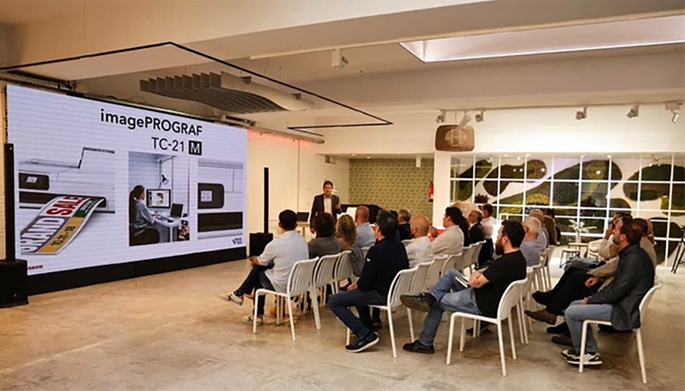 Entre las nuevas posibilidades que ofrece la nueva serie de impresoras se encuentran capacidades ampliadas de manejo de soportes...