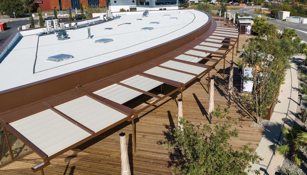 Para cobrir uma rea de 70 metros, foram fixadas 14 unidades individuais pergola stretch umas s outras...
