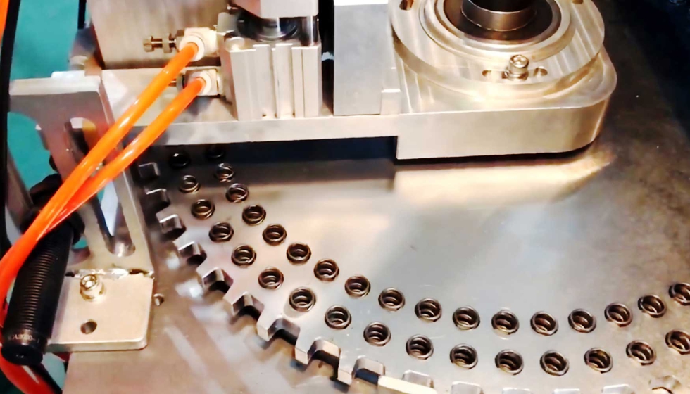 El sistema de alimentaci�n automatizado de Simco usa un dispositivo de vibraci�n para alimentar los muelles y alinearlos en una bandeja circular...