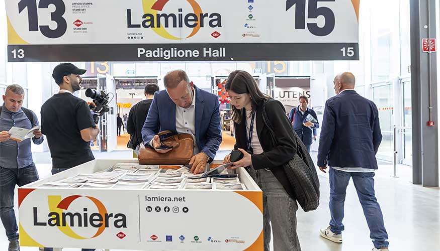Visitantes consultan el material informativo al ingresar a Lamiera 2025, en FieraMilano Rho...