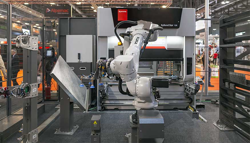 Una celda robotizada de Kuka en pleno funcionamiento dentro del pabell�n expositivo