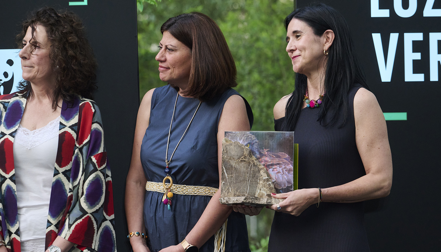 Eva Zarag�eta, t�cnica de GAN-NIK, sostiene el galard�n