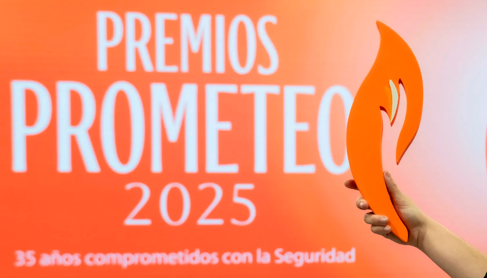 El trofeo simboliza la mano dadora de Prometeo y encarna el esp�ritu de servicio y compromiso de Ilunion Seguridad...