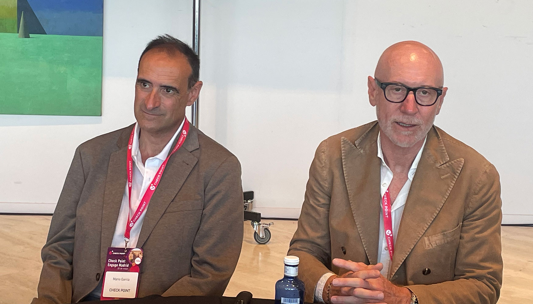 Roberto Pozzi, vicepresidente para el Sur de Europa de Check Point Software Technologies, (a la derecha), junto a Mario Garc�a...