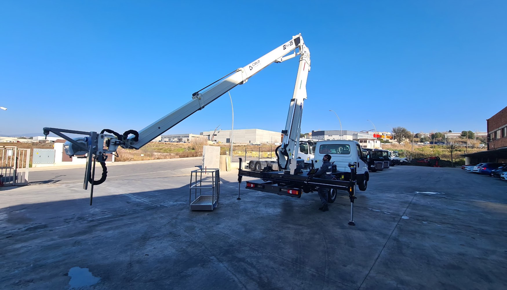 Plataforma DT25 en condici�n gr�a de carga (homologada seg�n norma EN12999)